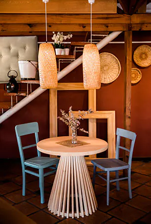 mesa escandinava con sillas vintage y luminaria de rattan